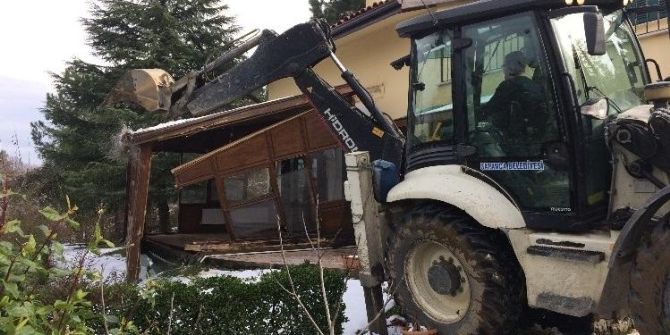Sapanca’da Kaçak Yapılar Yıkılıyor