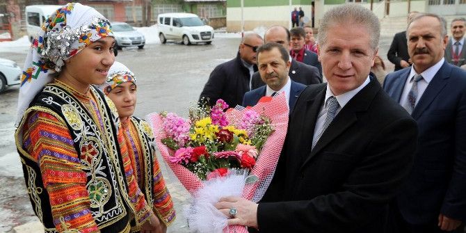 Vali Gül’den, Halk Oyunları Türkiye Şampiyonu Okula Ziyaret