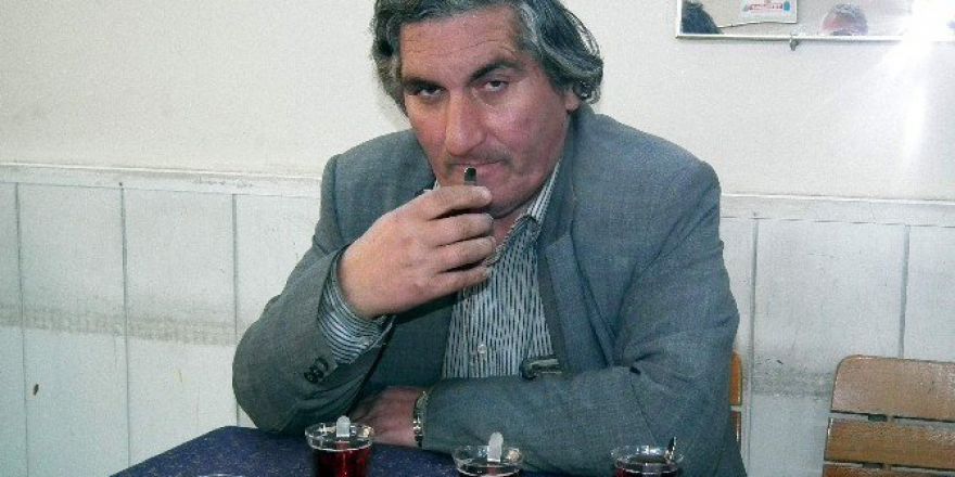 Bir Oturuşta 4 Bardak Çay İçiyor