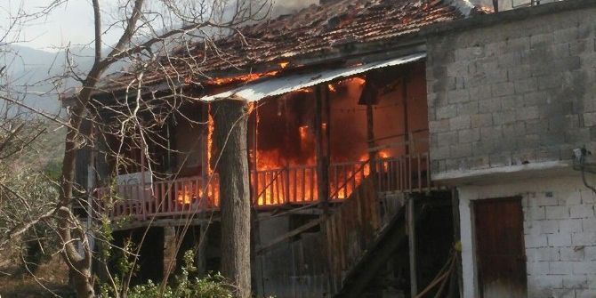 Osmaniye’de Ahşap Ev Kül Oldu