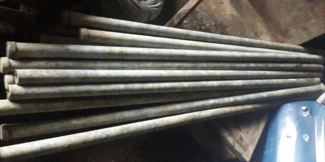 Yol Kenarındaki Demir Direkleri Sökerken Yakalandılar