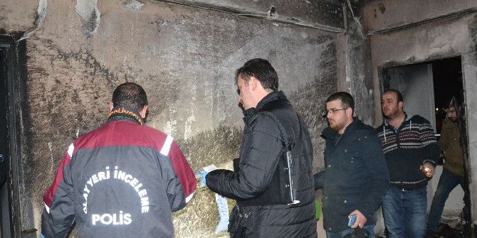 Evinde Çıkan Yangında Dumandan Zehirlenen Öğretmen Hastaneye Kaldırıldı