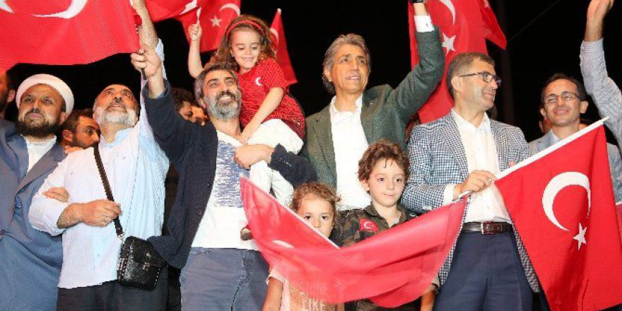 Yüz Binler Boğaziçi Köprüsü’ne Demokrasi İçin Yürüdü