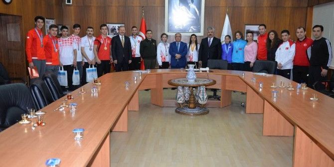 Başarılı Sporculara Altın Ödülü