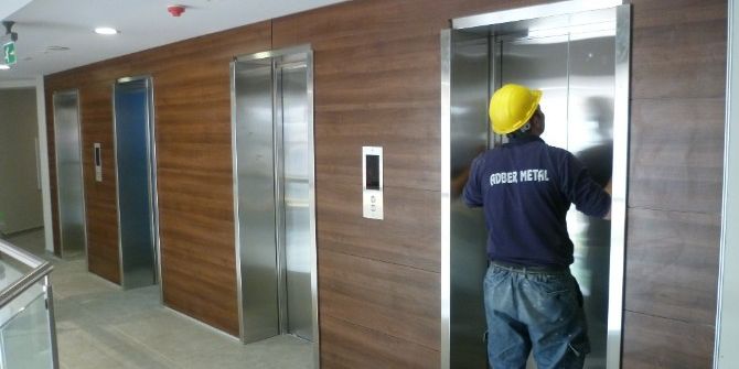 Kırmızı İşaretli Asansörlere Binmeyin