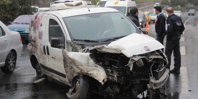Şişli’de Ağaca Çarparak Savrulan Aracın Motoru Yerinden Söküldü