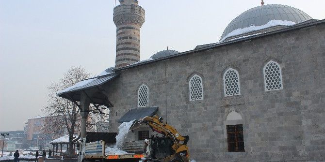 Erzurum’da Şadırvanlar Buz Tuttu