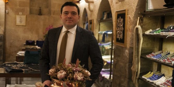 Kutnu Ayakta Ayakkabı, Kolda Çanta, Duvarda Perde Oldu