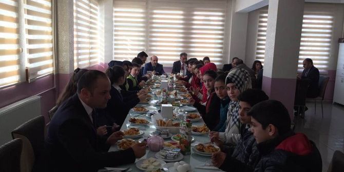 Milli Eğitim Müdürü Başarılı Öğrencilerle Kahvaltıda Buluştu