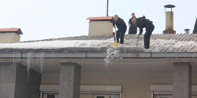 Hakkari’de Çatı Temizliği