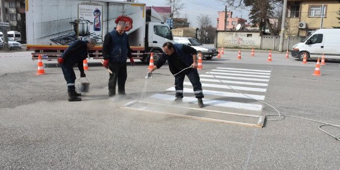 Düzce Belediyesi Yaya Geçidi Çizgi Çalışmalarına Başladı
