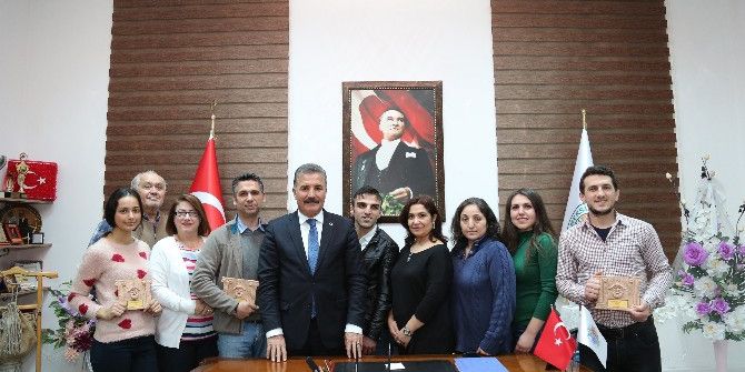 Toroslar Belediyesi Şehir Tiyatrosu Oyuncuları, Ödüllerini Başkan Tuna İle Paylaştı