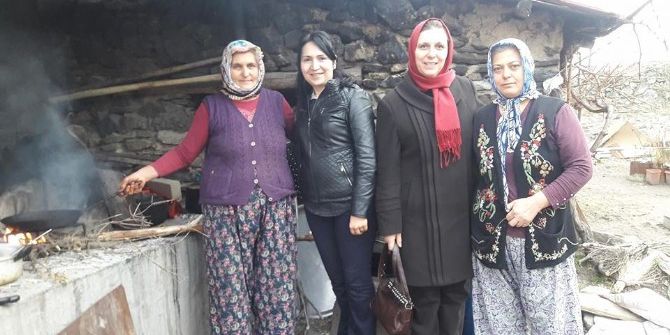 Kula’da Ak Parti’li Kadınlar Kapı Kapı Dolaşıyor