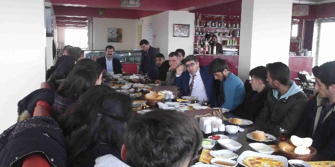 Kaymakam Çetin Üniversite Öğrencileriyle Bir Araya Geldi