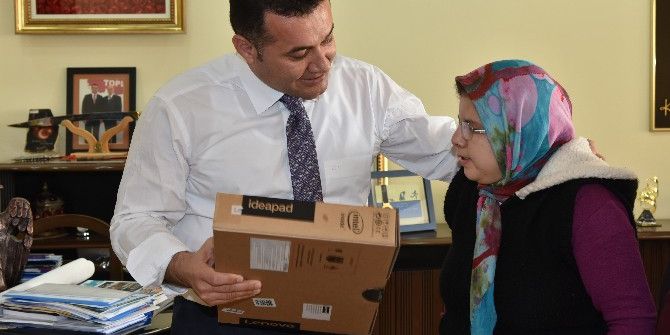 Başkan Yücel, Görme Engelli Öğrenciye Bilgisayar Hediye Etti