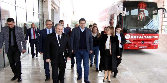 Başkan Şahin, Antalyaspor Tesislerini Gezdi