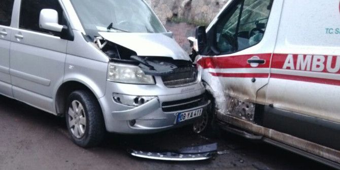Artvin’de Hasta Taşıyan Ambulans Kaza Yaptı: 2 Yaralı