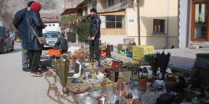 Cuma Pazarında Eskiye Rağbet
