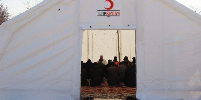 Deprem Çadırında Cuma Namazı