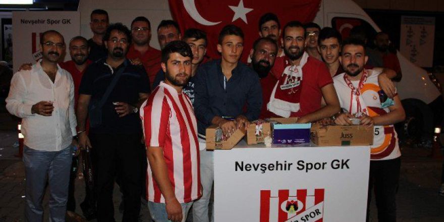 Diriliş 50 Taraftar Grubu Diriliş Meydanında Kek Ve Meyve Suyu İkram Etti