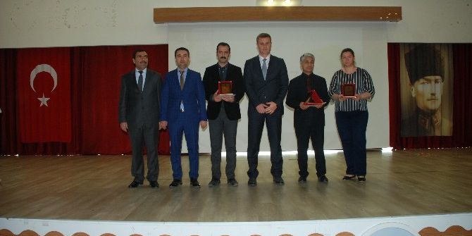 ‘Velilerimiz Okuyor’ Projesinin Plaketleri Verildi