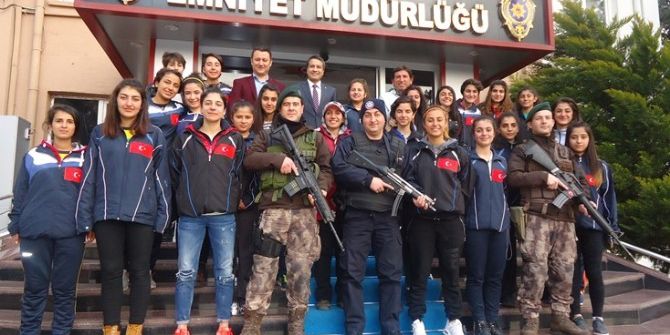 Bayan Futbol Takımından Emniyet Müdürü Alper’e Ziyaret