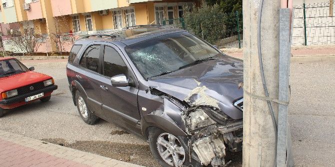 Lastiği Patlayan Araç Elektrik Direğine Çarptı: 3 Yaralı