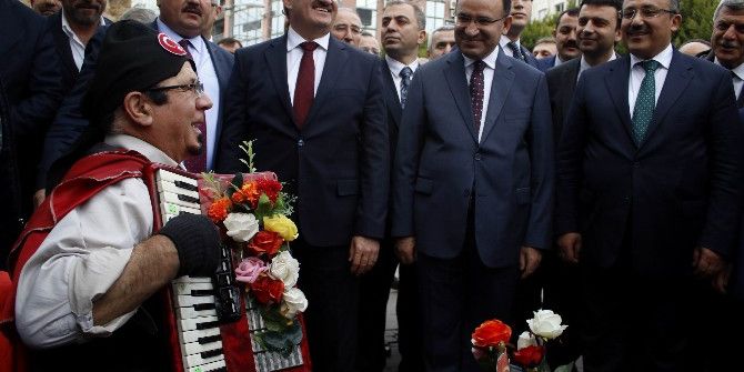 Bakan Bozdağ’a Engelli Sokak Şarkıcısından ’Türkiyem’ Ziyafeti