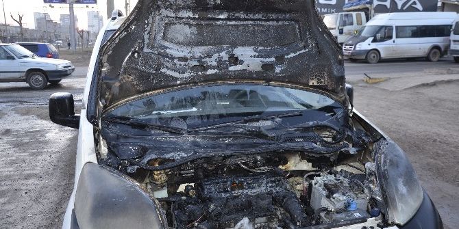 Seyir Halindeki Ticari Araç Alev Aldı