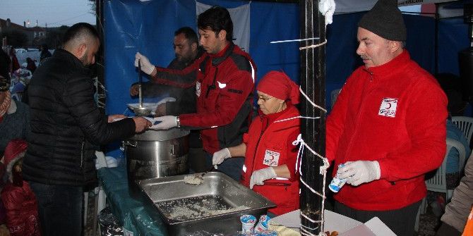 Kızılay Depremzedelere Hem Yuva Hem Aş Sunuyor