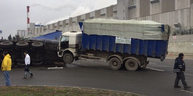 Ergene’de Kamyon Tıra Çarptı: 2 Yaralı