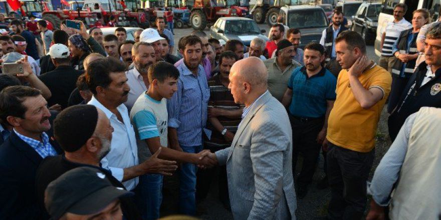 Traktörlerle Cumhuriyet Caddesine Çıktılar