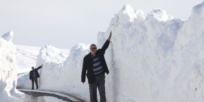 Ahlat’ta 3 Metre Karda Yol Açma Çalışması