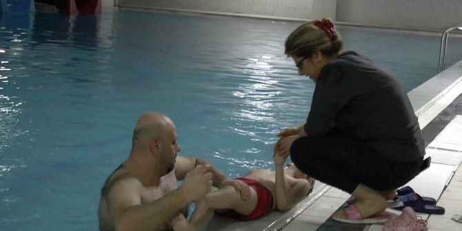 Engelli Çocuklara Yüzme Terapisi