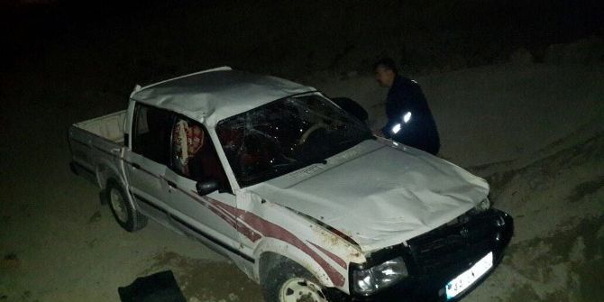 Pikap Şarampole Yuvarlandı: 2 Yaralı