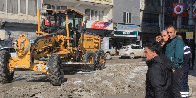 Hakkari Belediyesinden Buzla Mücadele Çalışması