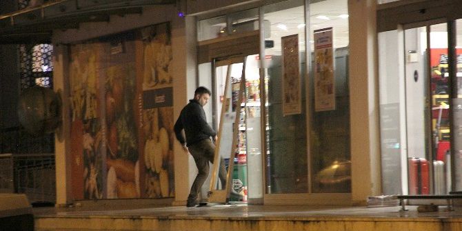 Marketin Otomatik Kapısını Kırıp Alkol Ve Sigara Çaldılar