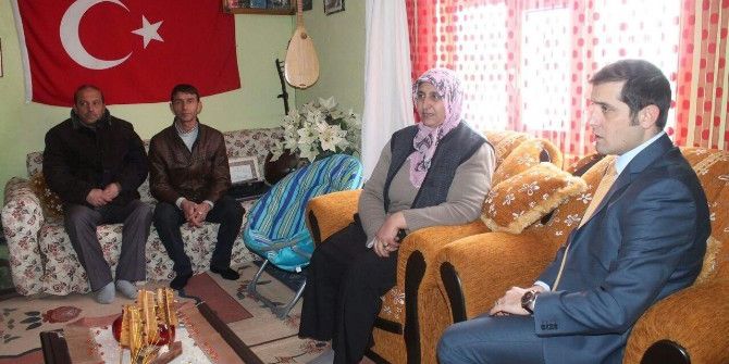 Tutak Kaymakamı Erat Şehit Ailesini Ziyaret Etti