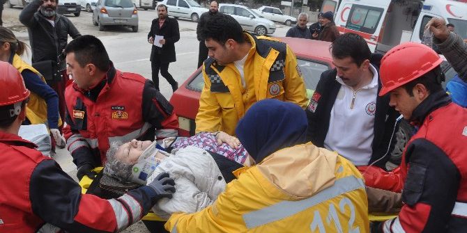 Kamyonetle Çarpışan Kadın Sürücü Bahçe Duvarına Çarparak Durabildi