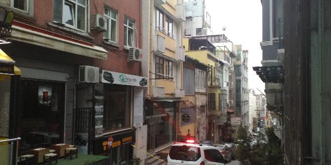 Beyoğlu’nda Otel Odasından Düşen Kişi Ağır Yaralandı
