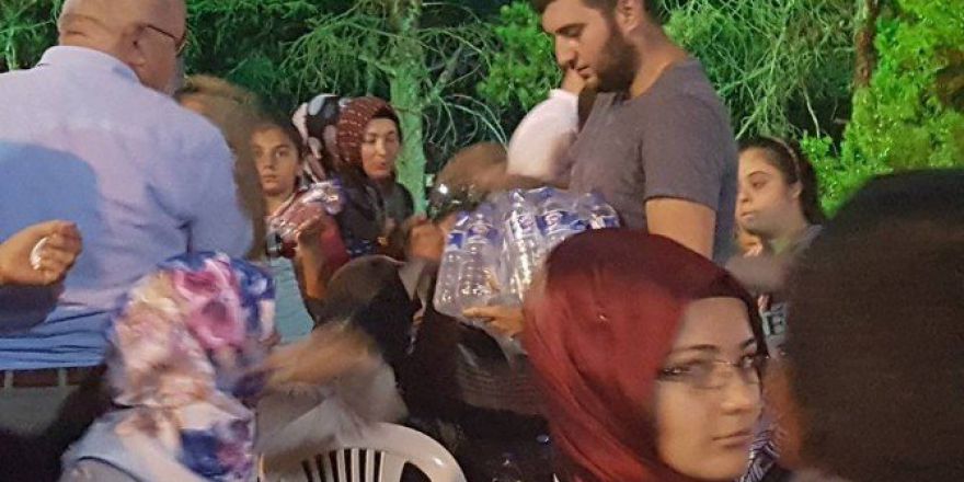 Diriliş Başkanları Develi’de Demokrasi Nöbeti Tutan Vatandaşlara Su Dağıttı