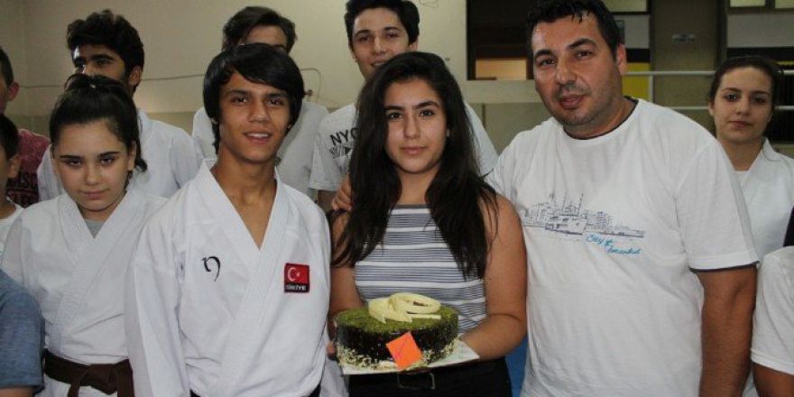 Dünya Okul Sporları Olimpiyat Şampiyonu Aykanat’a Pastalı Kutlama