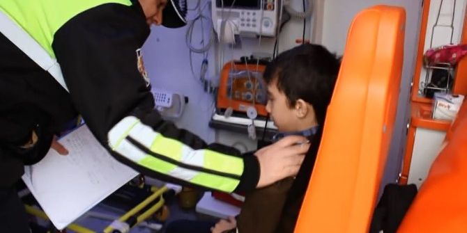Kazada Yaralanan Çocuğa Polis Şefkati