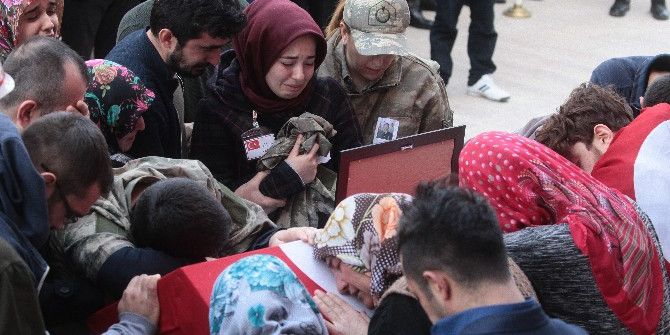 Ailesi Topluca Şehidin Tabutuna Sarılarak Vedalaştı