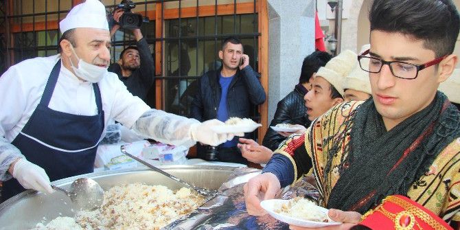 Kahramanmaraş’ta Şehitler Anısına 5 Bin Kişiye Etli Pilav Dağıtıldı