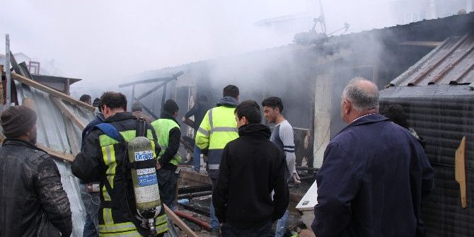 İşçilerin Kaldığı Konteyner Yangında Kül Oldu