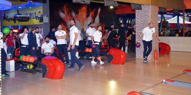 Adana Demirsporlu Futbolcuların Bowling Keyfi