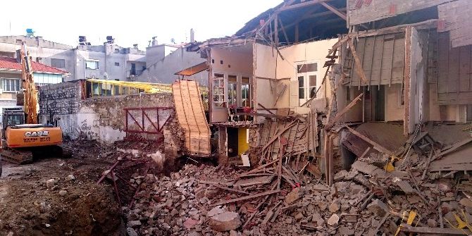 Söke’de İnşaat Temel Kazısı Tarihi Binayı Göçürdü