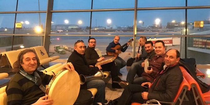 Uçak Rötar Yapınca Havalimanında Konser Verdiler