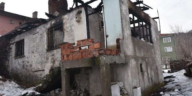 Başkent’te Metruk Ahşap Ev Alevler İçinde Kaldı